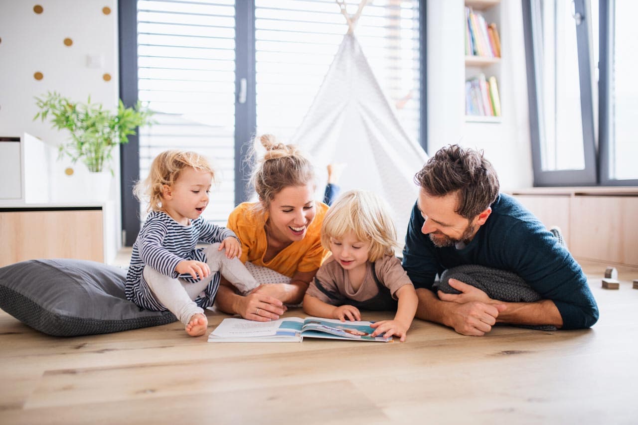 Familie på gulv - gulvvarme